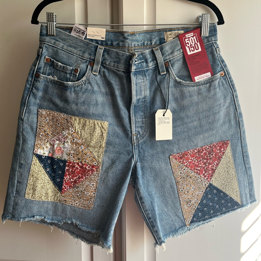 Levi’s NWT 501 90s mid rise quilt patchwork shorts light wash mid thigh size 29